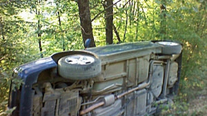 Възрастна шофьорка заби колата си в крайпътен скат приеха съпруга