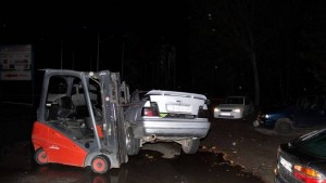 Полудял английски ММА боец изтърбуши два автомобила с мотокар арестуваха