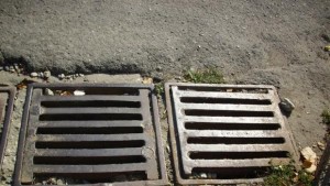 Чистят уличните шахти във Варна