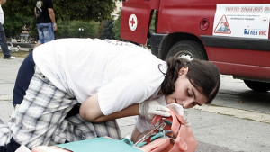 Младежи от БЧК правят демонстрация по първа помощ