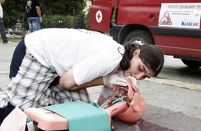 Младежи от БЧК правят демонстрация по първа помощ