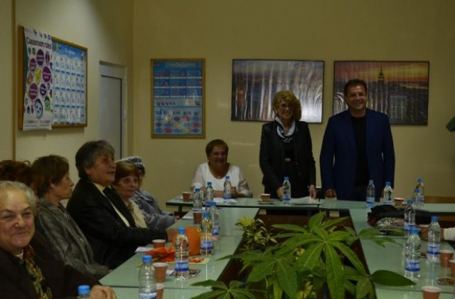 Великотърновци от Клуба на пенсионера и инвалида: Нека Даниел Панов спечели още на първи тур