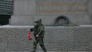 Изоставен пожарогасител пред НС вдигна на крак полиция пожарна и