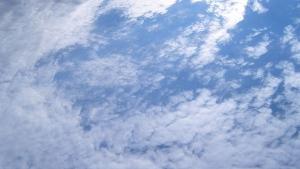 Разкъсана облачност до слънчево