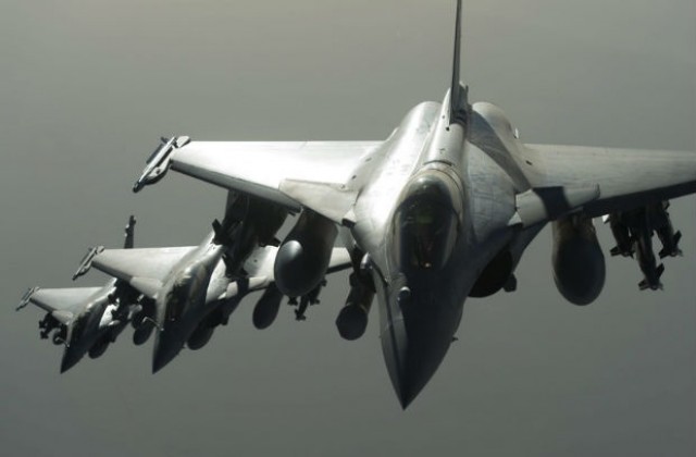 Русия нанесе въздушни удари по военна цел в западната украинска