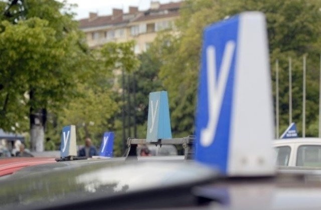 Край на хартиените листовки, от днес изпитът за книжка само на таблет