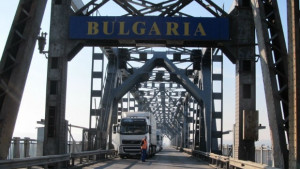 Трима сирийци с осем деца са открити в ремарке на