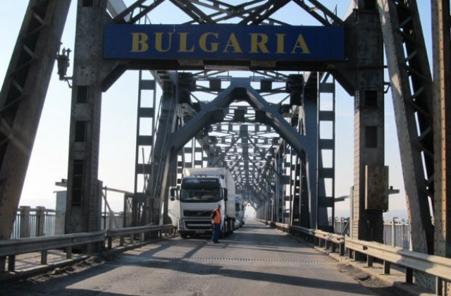 Трима сирийци с осем деца са открити в ремарке на Дунав мост