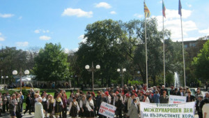 Стотици възрастни излязоха на шествие в Перник