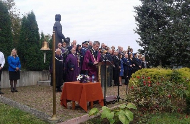 С тържествена церемония откриха новата академична година във ВТУ