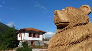 Първи симпозиум по екстериорна дървопластика Дядо Йоцо гледа