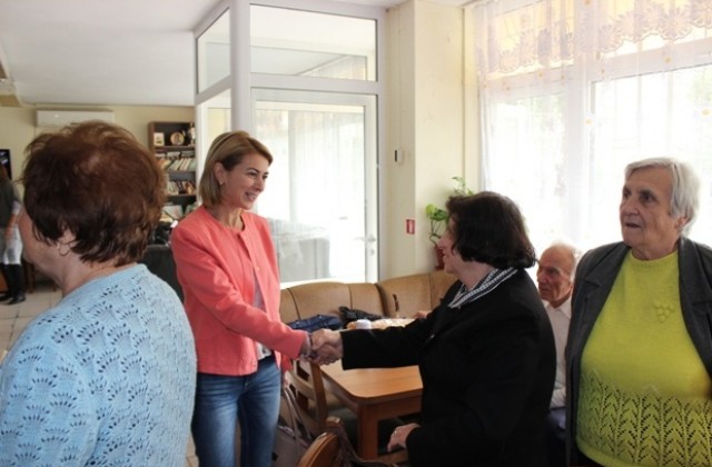 Плановете си за ново транспортно обслужване, улици, кръстовища и радио в Габрово представи Таня Христова пред възрастните хора