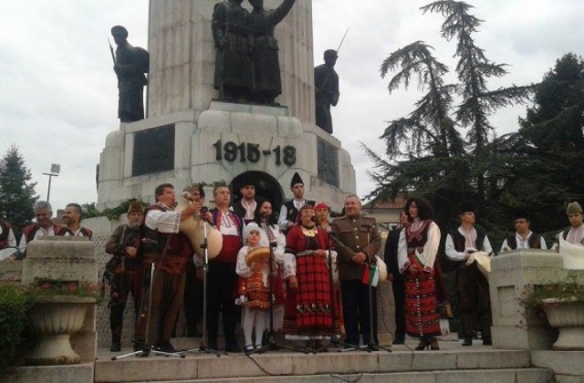 Стотици търновци се събраха за емоционален концерт и подписка против бежанците, инициирани от Патриотите- ВМРО