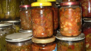 Хванаха търговци с 1180 буркана и 200 бутилки с консерви