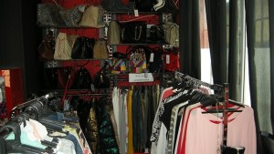 Откриха фалшиви маркови дрехи и вино