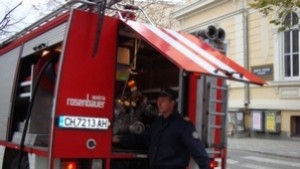 Къща техника и лека кола гасиха огнеборци