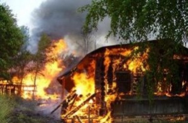 800 бали със слама и покривна конструкция изгоряха в Харманли