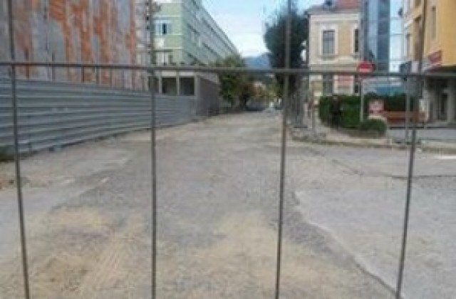 До седмица ще бъде отворена за движение улицата до ПМГ „Добри Чинтулов“