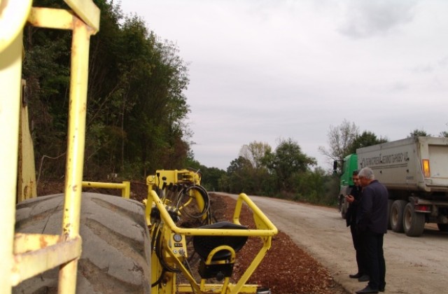 Ремонтират пътя между Драганово и Камен