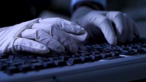 Студент изобрети ръкавици които превръщат движенията в текст и реч