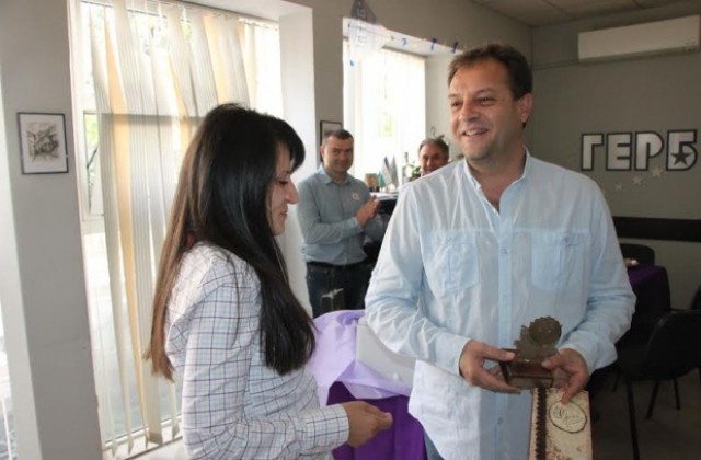 Даниел Панов е носител на годишния приз „Мисия татко“ на фондация „Искам бебе“