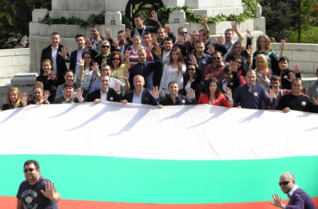 200 млади социалисти развяха българския трибагреник във Велико Търново