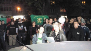 Над 100 души пяха Кой уши байряка пред централата на