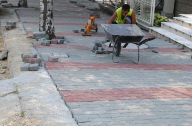 11 населени места получиха 4500 плочки за частични ремонти по тротоарите