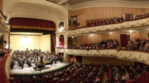 Работник в операта падна от високо по време на представление