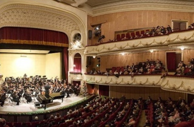 Работник в операта падна от високо по време на представление