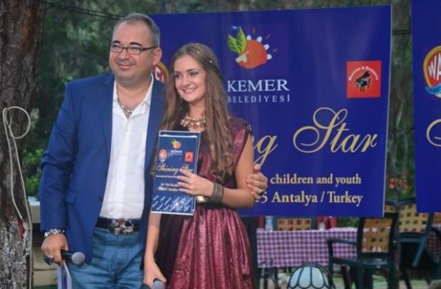 Талантите Мирела и Аделина с нови награди от конкурс в Турция