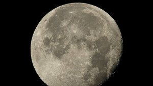 Какви тайни крият лунните кратери