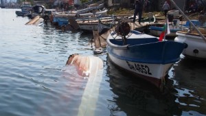Влекач помете рибарско селище във Варна СНИМКИ