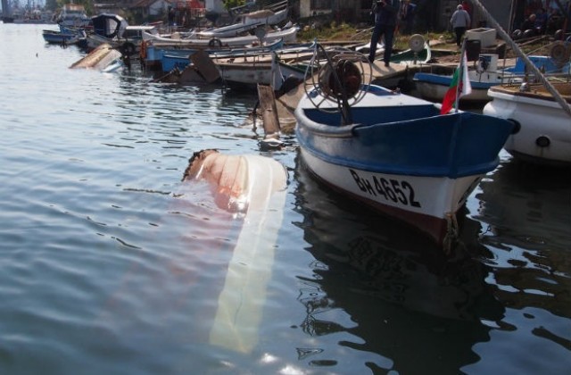 Влекач помете рибарско селище във Варна (СНИМКИ)