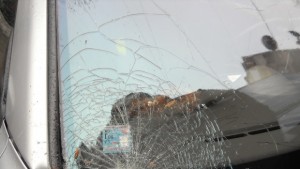 Две коли с натрошени стъкла от паднали мазилка и дърво