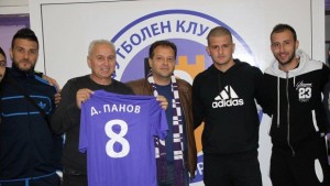 Фланелка с номер 8 подари футболният Етър на Даниел Панов