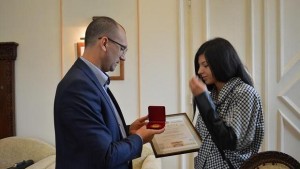 Станислава получи златен знак от областния управител