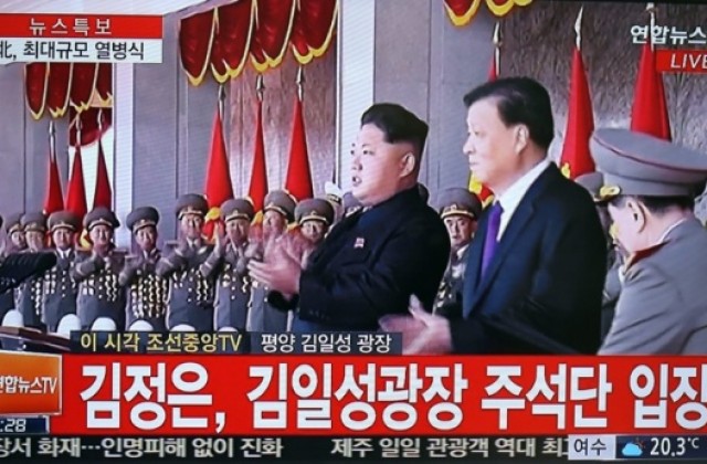 По червен килим Ким поздрави почетната си гвардия на военен парад