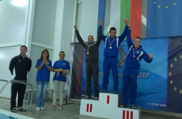 Врачански полицаи - добри и в плуването