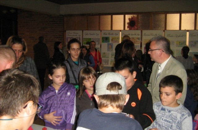 Подредиха изложба с произведения от летните дейности на децата от ОДК в Г. Оряховица