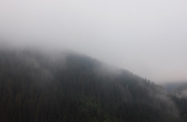 Времето на 12 октомври: Остава облачно и хладно