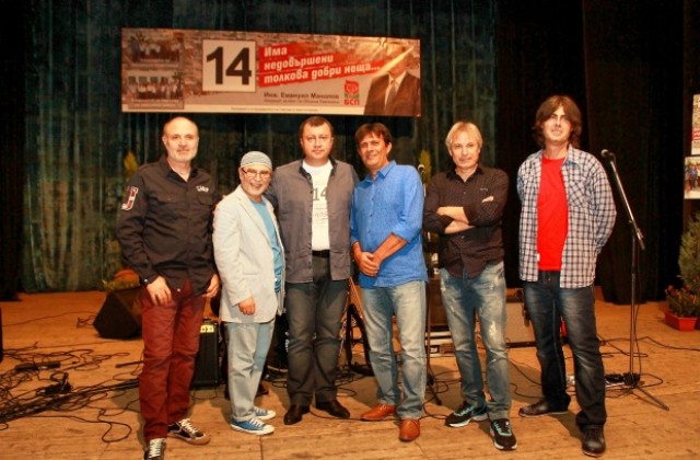 Инж.Емануил Манолов заби на една сцена с „Диана експрес“ в Павликени