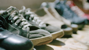 Детски обувки с еротични сцени продават във Варна