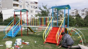 Обновяват детски площадки и паркови пространства в Ловеч