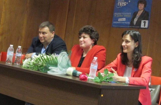 Евродепутатите Мария Габриел и Емил Радев подкрепиха кандидата за кмет на Долни чифлик Красимира Анастасова