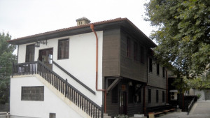 Влага и мухъл в Ритуална зала покривът заприлича на градина