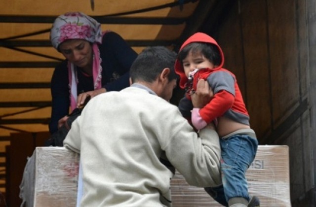 Заловиха семейство сирийци, скрити в ТИР (СНИМКИ)