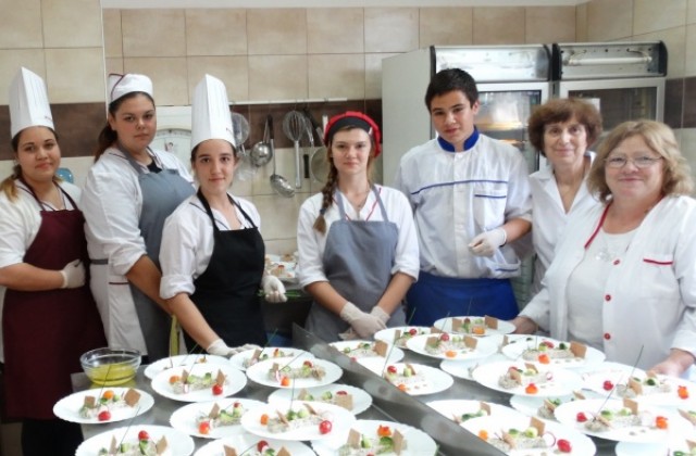 Ученици от България и Румъния представят кулинарни традиции и новаторство в Русе