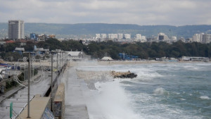 Силният вятър във Варна затвори пристанището