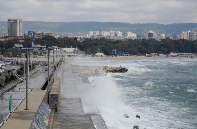 Силният вятър във Варна затвори пристанището